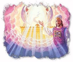 Ilustraci&oacute;n de un hombre con vestimentas de sumo sacerdote jud&iacute;o, parado frente a un altar en llamas bajo dos grandes esculturas de querubines. El atuendo incluye un pectoral con doce piedras representando las tribus de Israel, contextualizado en una atm&oacute;sfera celestial con tonos rosados y azules.
