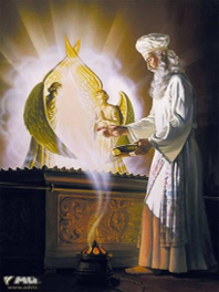 Una imagen de un anciano con vestimentas sacerdotales blancas y un turbante, de pie al lado de un altar sobre el cual hay una gran escultura dorada de dos querubines con alas extendidas. Entre los querubines aparece una luminosa representaci&oacute;n de un ni&ntilde;o. Debajo del altar, una peque&ntilde;a hoguera con humo ascendente.