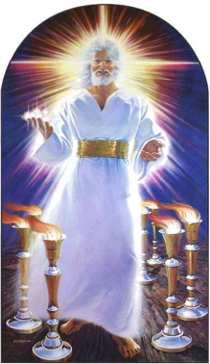 Imagen de una figura con barba y cabello blanco, vestida con una t&uacute;nica blanca y cintur&oacute;n dorado, de pie entre siete candelabros dorados. La figura emana una luz radiante desde un fondo c&oacute;smico.