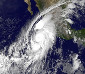 Imagen satelital mostrando un hurac&aacute;n de gran tama&ntilde;o en el oc&eacute;ano cerca de la costa de M&eacute;xico, destacando su bien definido ojo y extensas bandas de nubes.