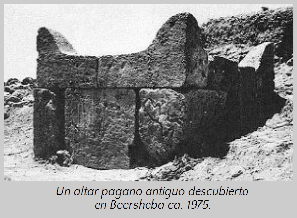 Fotograf&iacute;a en blanco y negro de un antiguo altar de piedra descubierto en Beersheba, aproximadamente en 1975, posiblemente utilizado para observaciones del firmamento.