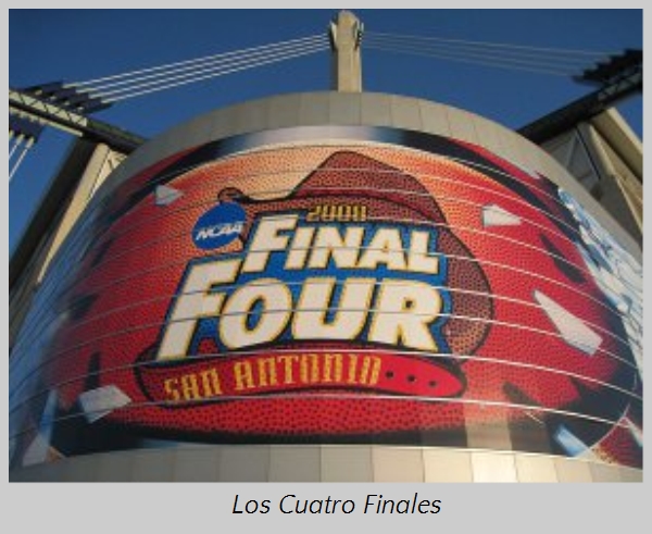 Gran cartel redondo en una estructura exterior mostrando el evento "Final Four 2008" de la NCAA en San Antonio, con detalles visuales que imitan la textura de un bal&oacute;n de baloncesto.