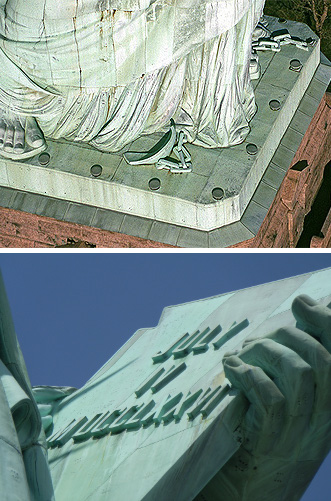 Imagen dividida en dos partes que muestra detalles de una imponente estatua. En la parte superior, una vista de la base de la estatua con una tabla de bronce inscrita con caracteres, acompa&ntilde;ada por pliegues de una t&uacute;nica de metal. En la parte inferior, un enfoque cercano de una mano sosteniendo dicha tabla, destacando las inscripciones en relieve.