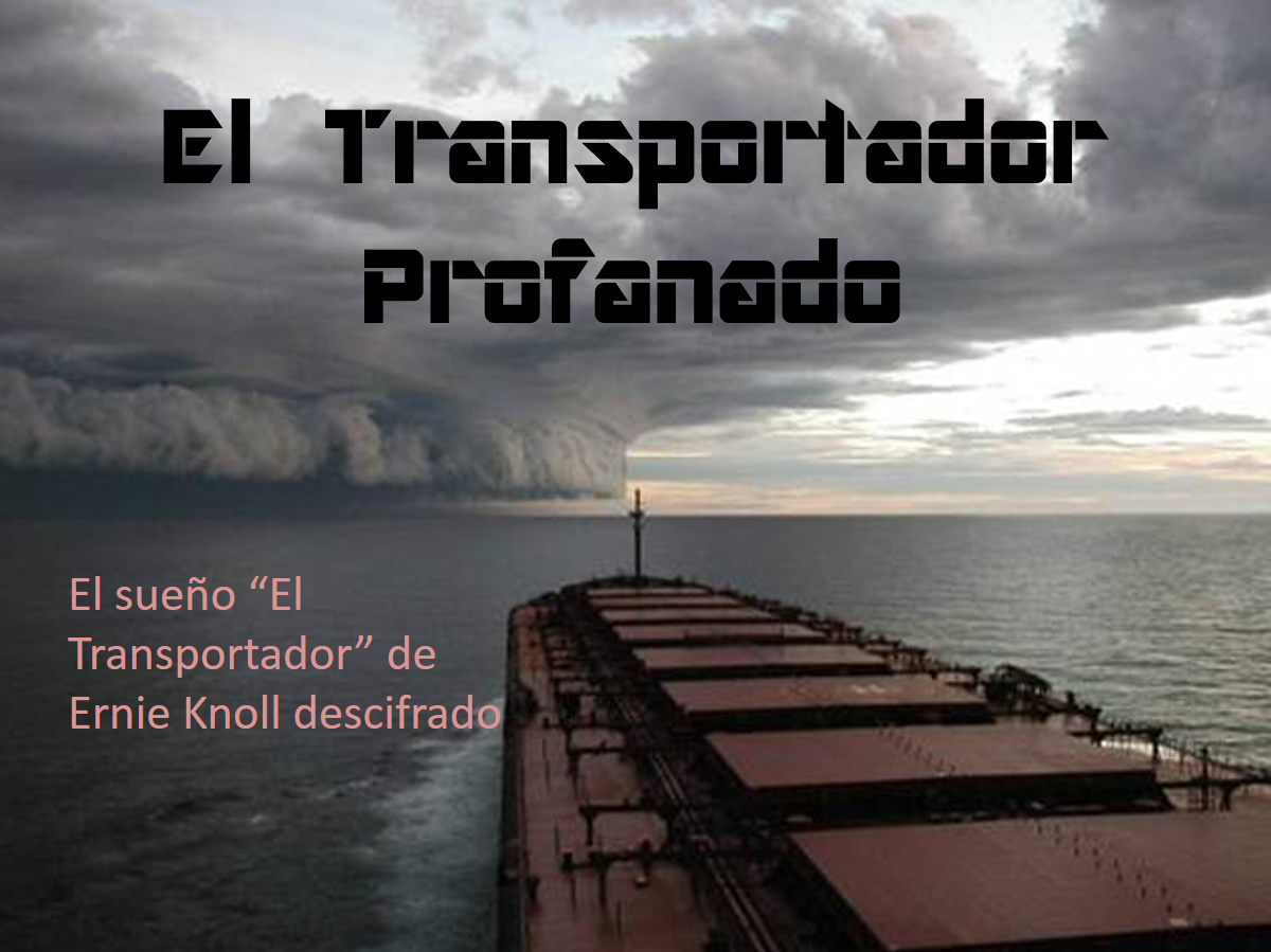Una imagen de un gran barco de carga sobre las aguas tranquilas del oc&eacute;ano al atardecer con un cielo dram&aacute;tico y nublado. En primer plano se ve la cubierta del barco extendi&eacute;ndose hacia el horizonte.
