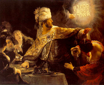Pintura hist&oacute;rica que representa una escena de banquete nocturno donde un rey persa, vestido con ropas lujosas y un turbante, extiende su brazo hacia una inscripci&oacute;n luminosa en el aire, escrita en caracteres hebreos. Un grupo de cortesanos observa la escena con asombro y curiosidad.