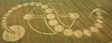 Dise&ntilde;o complejo sobre un campo de cultivo que representa constelaciones relacionadas con la Mazzaroth, mostrando c&iacute;rculos y l&iacute;neas que forman un patr&oacute;n geom&eacute;trico en un tono dorado sobre un fondo verde oscuro. Interner Link zu einem Artikel auf dieser Website.