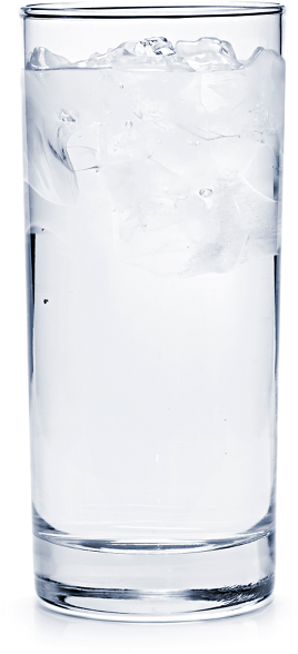 Imagen de un vaso alto lleno hasta el borde con cubitos de hielo y agua, mostrando claridad y frescura.