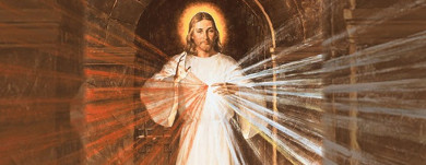 Imagen de una representaci&oacute;n art&iacute;stica de Jes&uacute;s con t&uacute;nica blanca, emanando rayos de luz desde sus manos abiertas, dentro de una estructura arqueada que simula un t&uacute;nel o pasaje subterr&aacute;neo.
