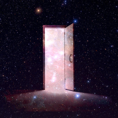Una imagen que muestra una puerta abierta iluminada en el centro flotando en el espacio c&oacute;smico, con un fondo de estrellas brillantes y nebulosas.