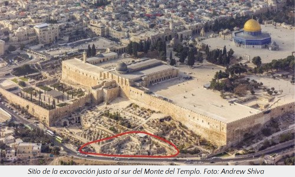 Vista a&eacute;rea que muestra el Monte del Templo en Jerusal&eacute;n. En la imagen se ve la C&uacute;pula de la Roca con su c&uacute;pula dorada y otras estructuras antiguas de piedra. Un c&iacute;rculo rojo se&ntilde;ala un sitio de excavaci&oacute;n al sur del monte.