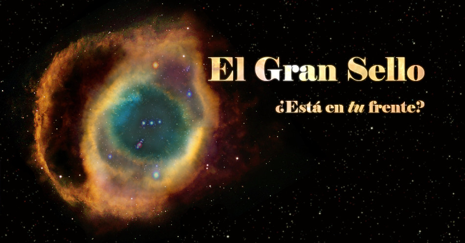 Imagen de una nebulosa colorida que muestra anillos de gas y polvo alrededor de una regi&oacute;n central luminosa, situada en el vasto cosmos estrellado. A la derecha, el texto "El Gran Sello &iquest;Est&aacute; en tu frente?" en letras doradas emerge sobre el fondo estelar.