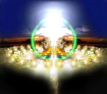 Imagen de una esfera luminosa sobre un paisaje con cielo dram&aacute;tico, flanqueada por dos figuras aladas sobre una base que parece un mosaico. La esfera central irradia una luz intensa y est&aacute; rodeada por m&uacute;ltiples esferas m&aacute;s peque&ntilde;as.