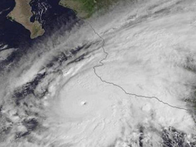 Imagen satelital de un hurac&aacute;n con un ojo bien definido cerca de la costa.