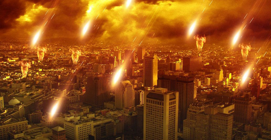 Ilustraci&oacute;n v&iacute;vida de una ciudad con grandes edificios siendo azotada por m&uacute;ltiples meteoritos, bajo un cielo nuboso y dorado.