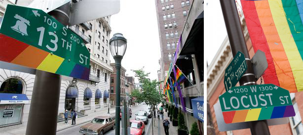 Vista de dos calles con se&ntilde;ales decoradas con los colores del arcoiris, en un ambiente urbano con edificios altos y autom&oacute;viles estacionados. En el primer plano, una se&ntilde;al muestra "13th Street", decorada con franjas multicolores, mientras que en la segunda imagen, un poste sostiene varias se&ntilde;ales, incluida "Locust St" tambi&eacute;n adornada de manera colorida.