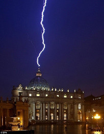 Un rel&aacute;mpago impacta en la c&uacute;pula de una importante bas&iacute;lica iluminada durante la noche.
