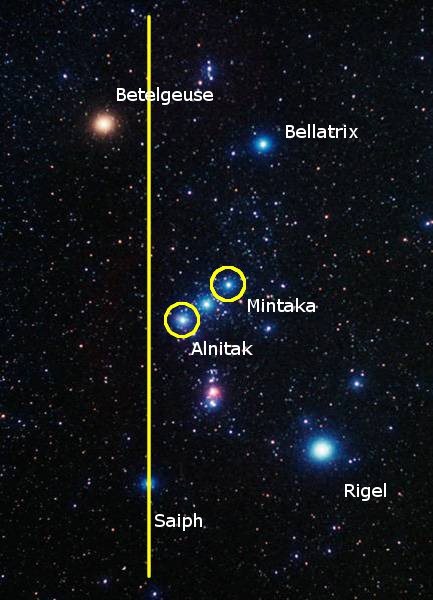 Imagen de una porci&oacute;n del cielo estrellado donde se destacan varias estrellas brillantes con sus nombres, incluyendo Betelgeuse, Bellatrix, Mintaka, Alnitak, Saiph y Rigel. Una l&iacute;nea amarilla vertical divide parcialmente la imagen, pasando entre las estrellas.