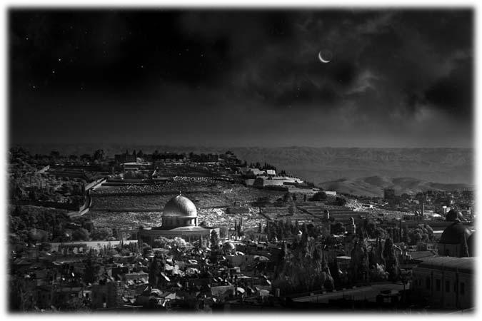 Vista nocturna en blanco y negro de una ciudad antigua con edificaciones destacadas bajo un cielo estrellado. La luna creciente y algunas estrellas iluminan el paisaje monta&ntilde;oso.