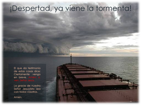 Imagen de un gran barco de carga navegando sobre aguas tranquilas con un impresionante frente de nubes tormentosas en el horizonte. El cielo encima muestra tonalidades grises y oscuras, indicando la proximidad de una poderosa tormenta. Texto sobreimpuesto en la imagen con citas b&iacute;blicas y el mensaje "&iexcl;Despertad, ya viene la tormenta!".