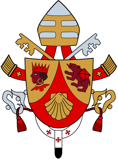 Escudo her&aacute;ldico con un dise&ntilde;o dividido en tres secciones sobre un fondo rojo. En la secci&oacute;n superior izquierda hay un perfil de un rey con corona, en la secci&oacute;n superior derecha, un le&oacute;n rampante. Un s&iacute;mbolo de una concha de peregrino ocupa la secci&oacute;n inferior. Sobre el escudo, se dispone una mitra blanca con una cruz plateada, flanqueada por dos llaves cruzadas y dos borlas blancas y negras.