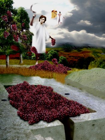 Imagen de un paisaje rural donde un personaje con vestidura blanca y alas sostiene una balanza mientras arroja uvas sobre una báscula. El suelo está repleto de uvas rojas con dos grandes depósitos de piedra también llenos de estas frutas. El fondo muestra un cielo tormentoso sobre colinas coloridas.