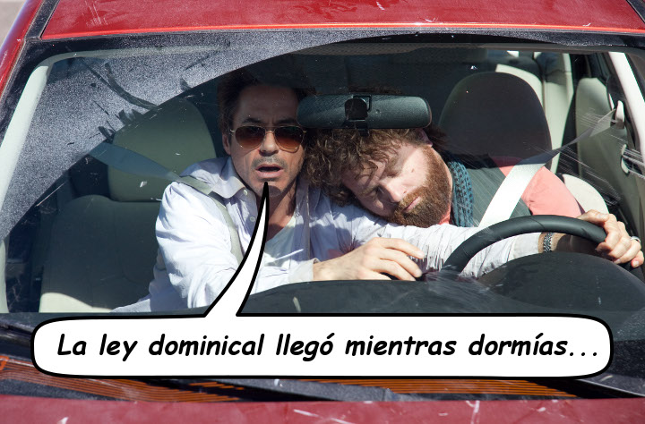 Imagen de dos hombres en un autom&oacute;vil rojo. El hombre a la izquierda conduce y viste una camisa blanca y gafas de sol, mirando seriamente hacia el frente. El hombre en el asiento del pasajero, con barba y cabello largo, parece estar dormido y apoya su cabeza en el hombro del conductor. Hay un texto en la imagen que dice: "La ley dominical lleg&oacute; mientras dorm&iacute;as..."