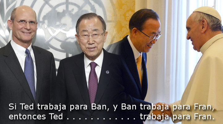 Tres hombres profesionales, uno con vestimenta religiosa, se encuentran en un ambiente oficial junto a un emblema de las Naciones Unidas. Dos de ellos est&aacute;n conversando animadamente mientras otro los observa.