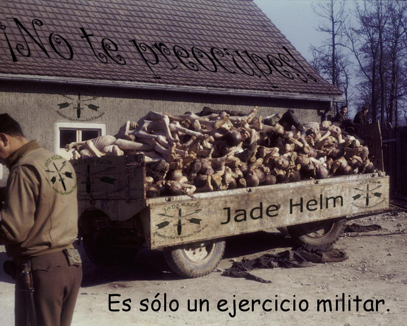Fotograf&iacute;a en tonos sepia mostrando un cami&oacute;n militar antiguo lleno de maniqu&iacute;es desordenados. Un hombre en uniforme observa el veh&iacute;culo, que est&aacute; estacionado frente a un edificio con techo de tejas. Sobre la imagen hay texto que dice "No te preocupes" y "Es s&oacute;lo un ejercicio militar".