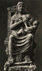 Escultura antigua en piedra de una figura femenina sentada en un trono, sosteniendo un objeto redondo que simboliza una constelaci&oacute;n del Mazzaroth.