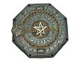 Placa octogonal de metal con un dise&ntilde;o que incluye una br&uacute;jula en el centro y c&iacute;rculos conc&eacute;ntricos con nombres en lat&iacute;n y s&iacute;mbolos asociados con las constelaciones del Mazzaroth.