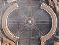 Vista a&eacute;rea de una estructura circular similar a un reloj astron&oacute;mico, con divisiones que podr&iacute;an representar las constelaciones de la Mazzaroth en un dise&ntilde;o arquitect&oacute;nico antiguo.